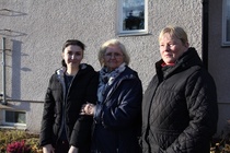 Kuvassa oikealla tapahtuman organisoija Päivä Hannula-Kaisko ja keskellä esitelmän pitäjä Pirkko Hannula, oikealla jälkikasvua.